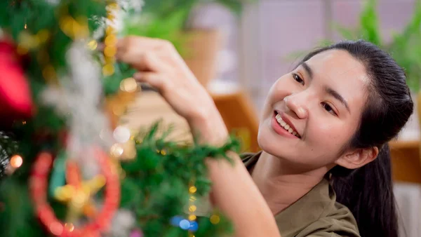 Retrato Mujer Asiática Decorado Árbol Navidad —  Fotos de Stock