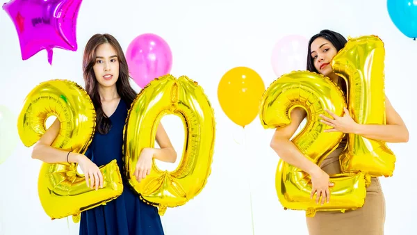 Dos Mujeres Asia Sosteniendo Globo Número 2021 Fiesta Año Nuevo —  Fotos de Stock