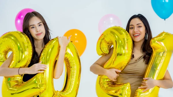 Dos Mujeres Asia Sosteniendo Globo Número 2021 Fiesta Año Nuevo —  Fotos de Stock