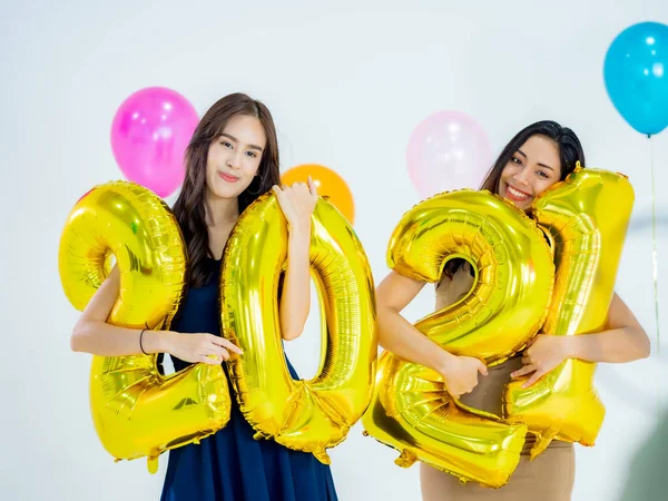 Dos Mujeres Asia Sosteniendo Globo Número 2021 Fiesta Año Nuevo —  Fotos de Stock