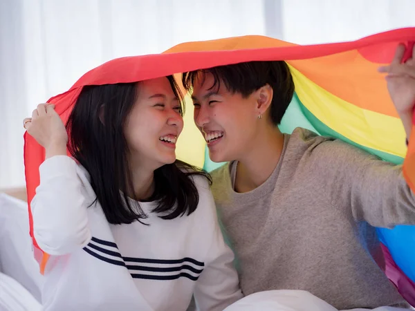 Pareja Lesbiana Bajo Bandera Arco Iris —  Fotos de Stock