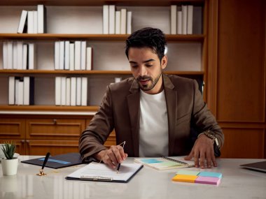 Ofiste çalışan işadamının portresi.