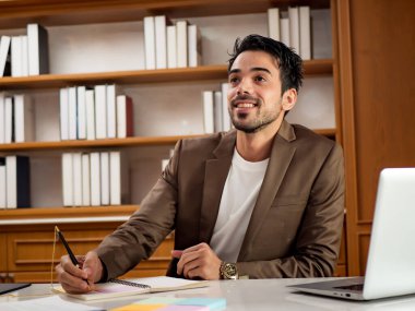 Ofiste çalışan işadamının portresi.