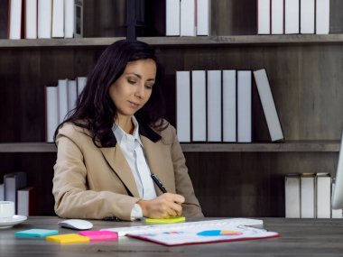 Ofiste çalışan iş kadınının portresi.