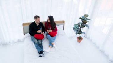 Kış tatilinde şarap içen çift