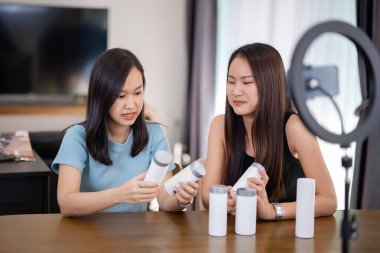 İki Asya 'lı kadın canlı yayında sağlıklı yiyecek satıyor.