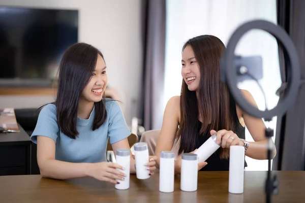 Två Asiatiska Kvinnor Live Streaming Säljer Hälsosam Mat Stockfoto
