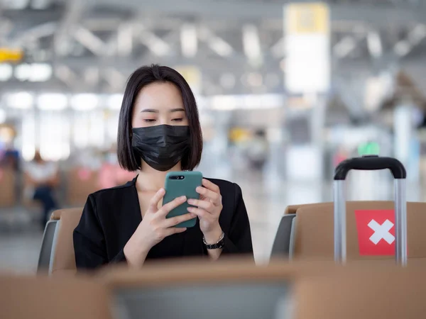 Wanita Asia Menggunakan Smartphone Bandara — Stok Foto
