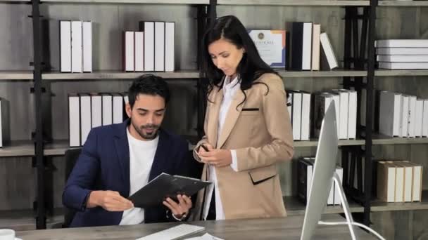 Biznes Mężczyźni Kobiety Planowanie Pracy Razem Biurze — Wideo stockowe
