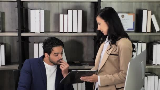 Επιχειρηματίες Άνδρες Και Γυναίκες Που Εργάζονται Μαζί Στο Γραφείο — Αρχείο Βίντεο