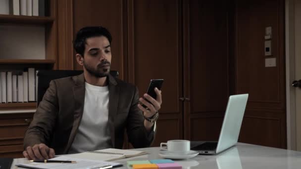 Ofiste Akıllı Telefon Kullanan Adamının Portresi — Stok video