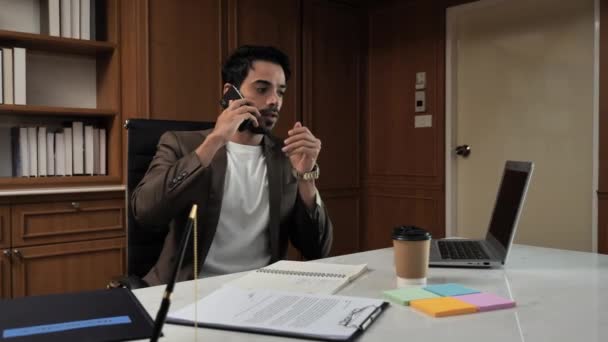 Πορτρέτο Του Επιχειρηματία Που Χρησιμοποιεί Smartphone Στο Γραφείο — Αρχείο Βίντεο