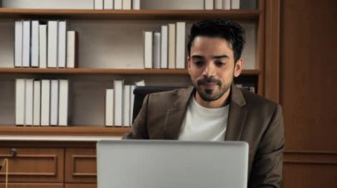 Ofiste çalışan işadamının portresi.