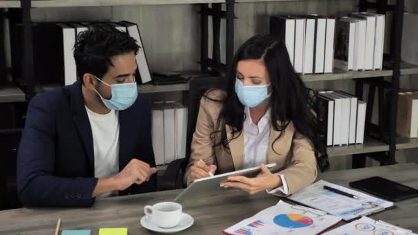 Adamları Kadınlar Ofiste Birlikte Çalışmayı Planlıyorlar — Stok video