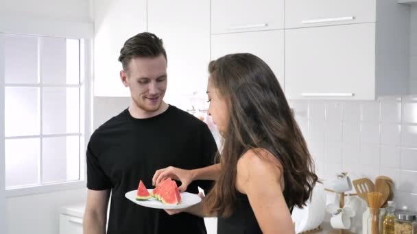 Casal Cozinhar Comida Vegan Cozinha — Vídeo de Stock