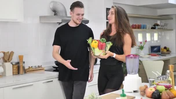 Pasangan Memasak Makanan Vegan Dapur — Stok Video