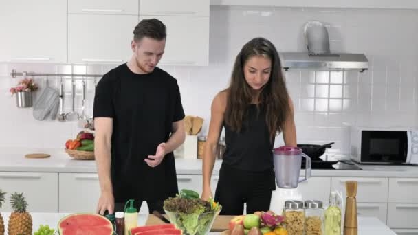 Couple Cuisson Des Aliments Végétaliens Dans Cuisine — Video