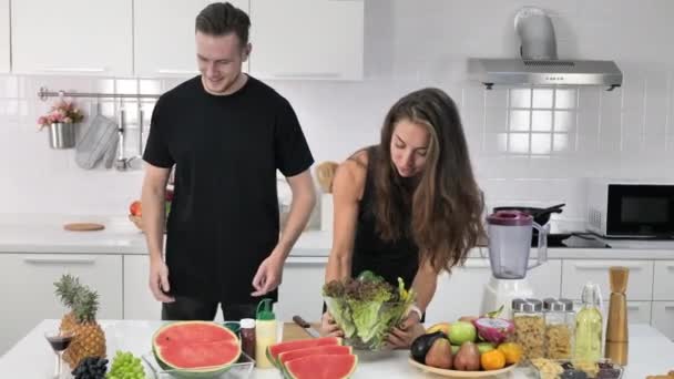 Ζευγάρι Μαγείρεμα Vegan Τροφίμων Στην Κουζίνα — Αρχείο Βίντεο