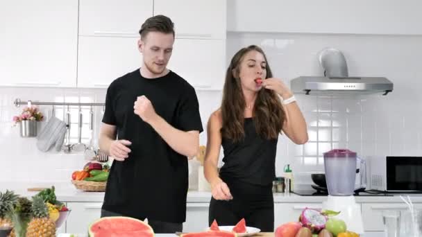 Casal Cozinhar Comida Vegan Cozinha — Vídeo de Stock