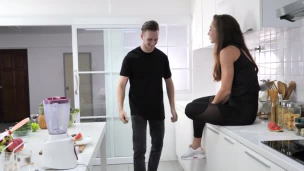 Couple Cuisson Des Aliments Végétaliens Dans Cuisine — Video