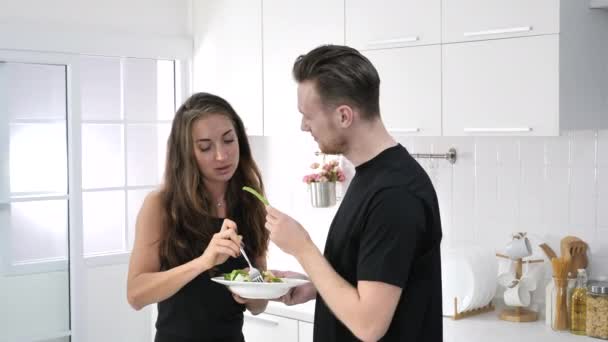 Пара Приготовления Пищи Кухне — стоковое видео