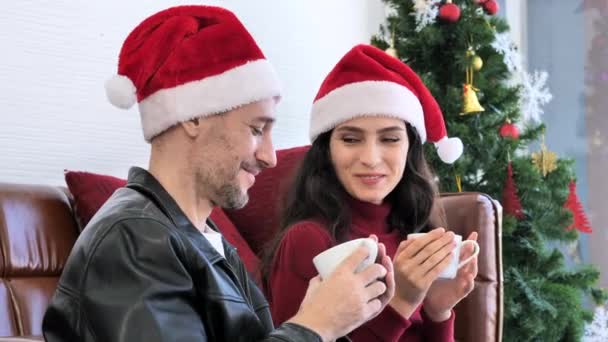 Paar Het Drinken Van Hete Koffie Kerst Dag Thuis — Stockvideo