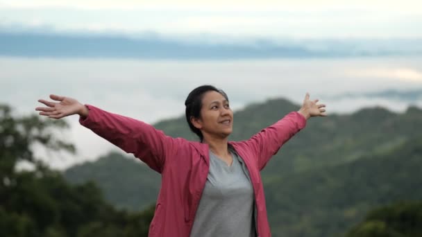 Ασιάτισσα Που Χαλαρώνει Στην Κορυφή Ενός Βουνού — Αρχείο Βίντεο