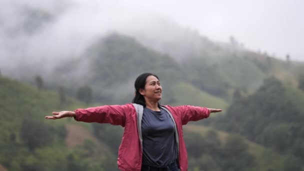 Femme Asiatique Détendre Sur Sommet Une Montagne — Video