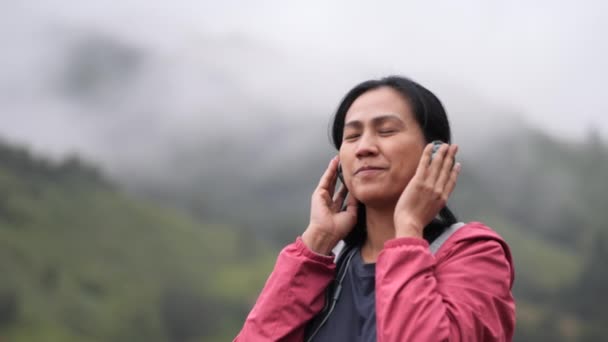Femme Asiatique Détendre Sur Sommet Une Montagne — Video