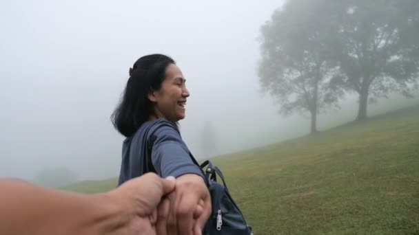 Asian Woman Holding Lover Hand Walk Mountains — Stock Video