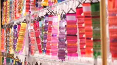 Tayland tapınağında yürüyen Asyalı bir kadın.