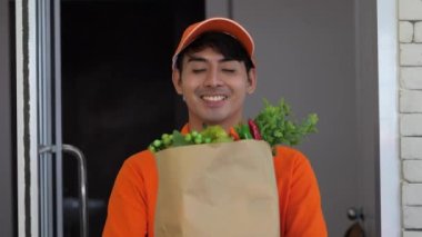 Teslimat işçileri Coronavirüs enfeksiyonunu önlemek için müşterilerine ürünler getiriyorlar.