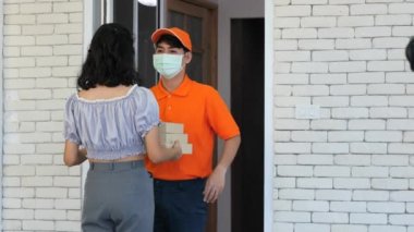 Teslimat işçileri Coronavirüs enfeksiyonunu önlemek için müşterilerine ürünler getiriyorlar.