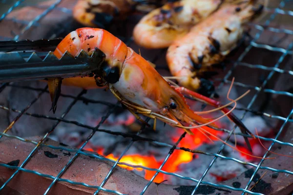 Grilling shrimp — Stock Photo, Image
