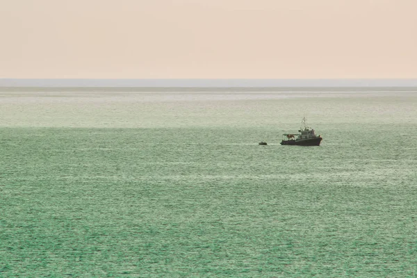 Sınır gemisi denizde devriye geziyor. Rusya ve Ukrayna 'nın deniz sınırı — Stok fotoğraf