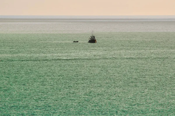 Buque fronterizo patrulla el mar. frontera marítima de Rusia y Ucrania —  Fotos de Stock