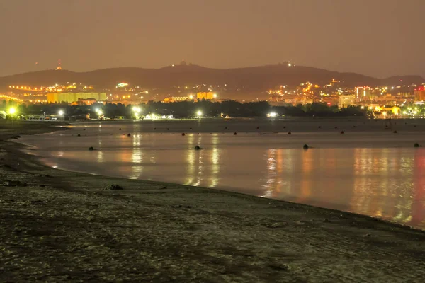 Denizin arka planında bir şehir. Anapa, Krasnodar Krai, Rusya. gece manzarası