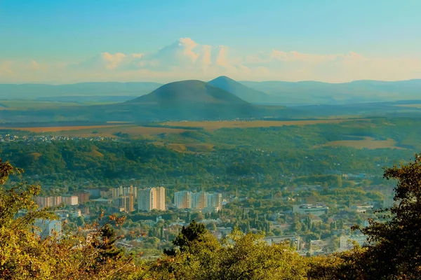 Dağın altındaki vadideki sisli şehir manzarası. Kafkaslar, Pyatigorsk, Rusya.