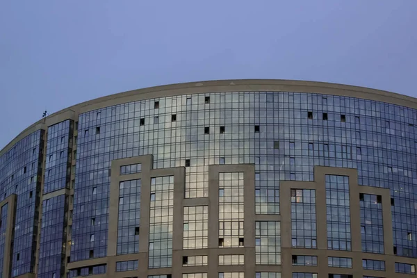Yuvarlak cephe modern bina. Şehir manzarası. Enerji tasarruflu yapı. 