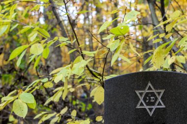 Mezar taşında altı köşeli yıldız ya da altıgen var. Sonbahar Yahudi Mezarlığı