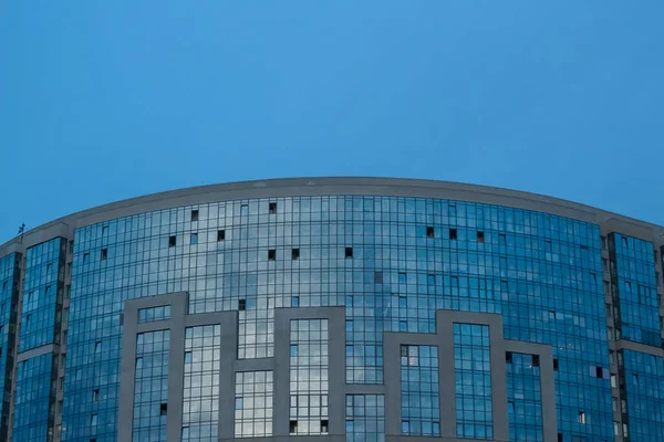 St. Petersburg, Rusya, 13 Ekim 2018. Modern binanın ön cephesi. Şehir manzarası. Enerji tasarruflu yapı. 