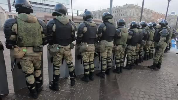 St. Petersburg, Russland, 31. Januar 2021. Polizei sperrt Straße vor Demonstranten ab — Stockvideo