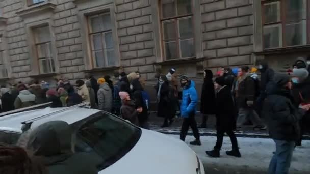 Petrohrad, Rusko, 31. ledna2021. Protestující blokují ulici na protest — Stock video