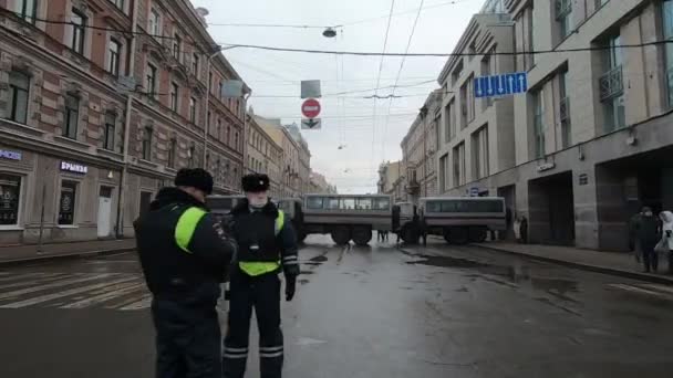 Αγία Πετρούπολη, Ρωσία, 31 Ιανουαρίου 2021. Ρωσικά φορτηγά φρουράς μπλοκάρουν το δρόμο από τους διαδηλωτές — Αρχείο Βίντεο