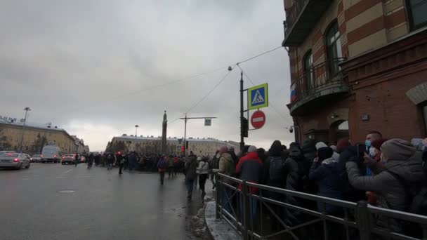 Sankt Petersburg, Ryssland, 31 januari 2021. Anti-korruption protesterar efter Alexei Navalnys gripande. En folkmassa demonstranter går nerför gatan — Stockvideo