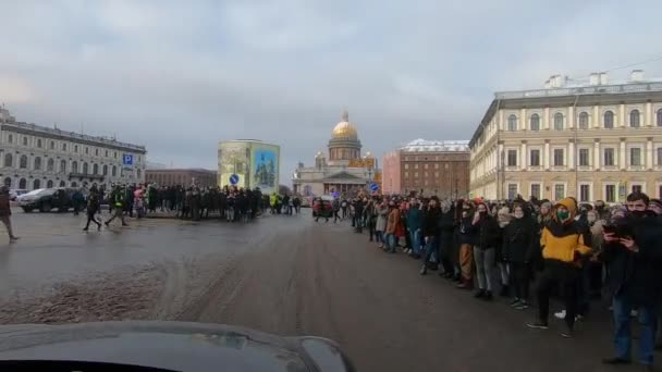 Petrohrad, Rusko, 31. ledna2021. Protikorupční protesty po zatčení Alexeje Navalnyho. Střílení z auta — Stock video