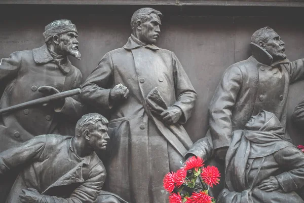 St. Petersburg, Rusya, 13 Ekim 2018. 1905 'te St. Petersburg' daki Senato Meydanı devriminde ölenlerin anısına dikilmiş anıt. İşçiler hakları için savaşıyor.