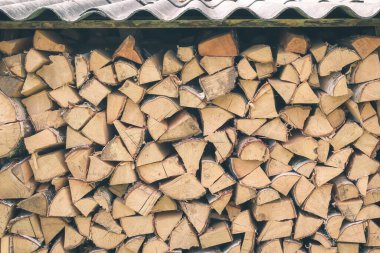 Yakacak odun ya da duvarın altında yakacak odun. Tahta yığını kış için hazırlandı. Kırsal şömine için yakıt. Orman kerestesi enerji konsepti, ahşap kaplama dokusu