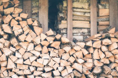 Yakacak odun ya da duvarın altında yakacak odun. Tahta yığını kış için hazırlandı. Kırsal şömine için yakıt. Orman kerestesi enerji konsepti, ahşap kaplama dokusu