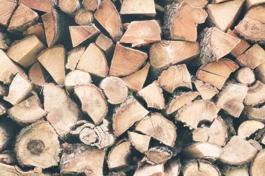 Yakacak odun ya da duvarın altında yakacak odun. Doku yığını